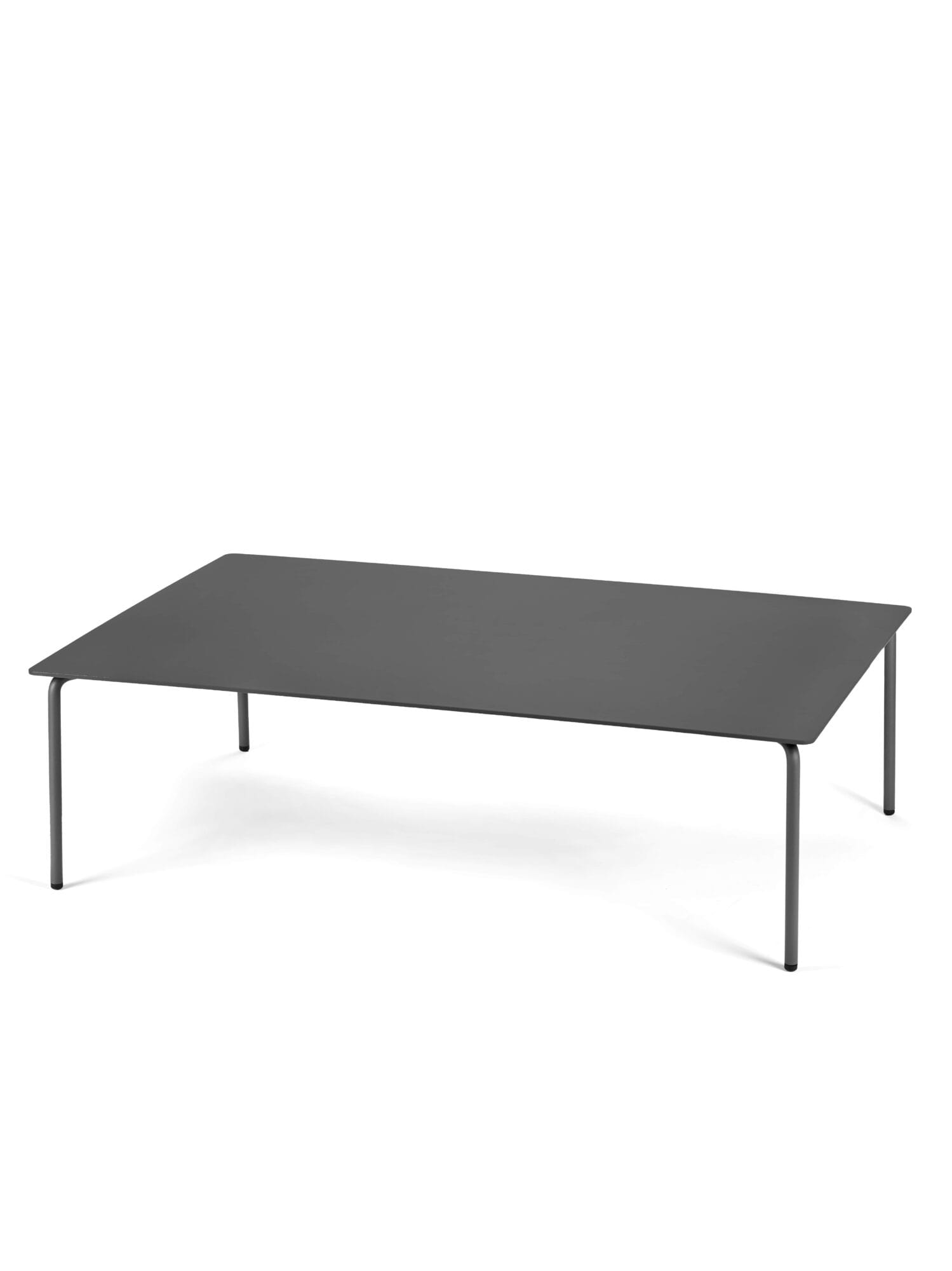 Une table basse noire sur fond blanc, également connue sous le nom de "Table basse August".